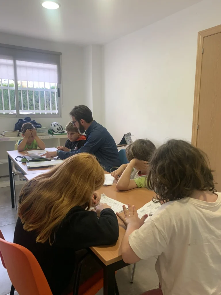 Estudiantes en clases de primaria